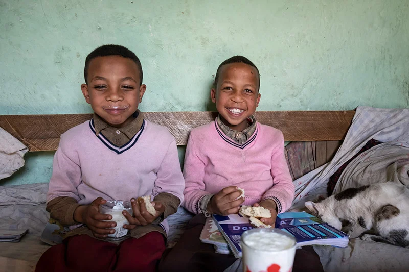 Kinder beim Milch trinken - Stiftung Menschen für Menschen Kinder beim Milch trinken - Stiftung Menschen für Menschen