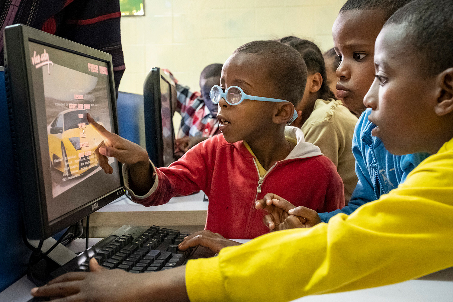 Kinder in Agohelma am Computer