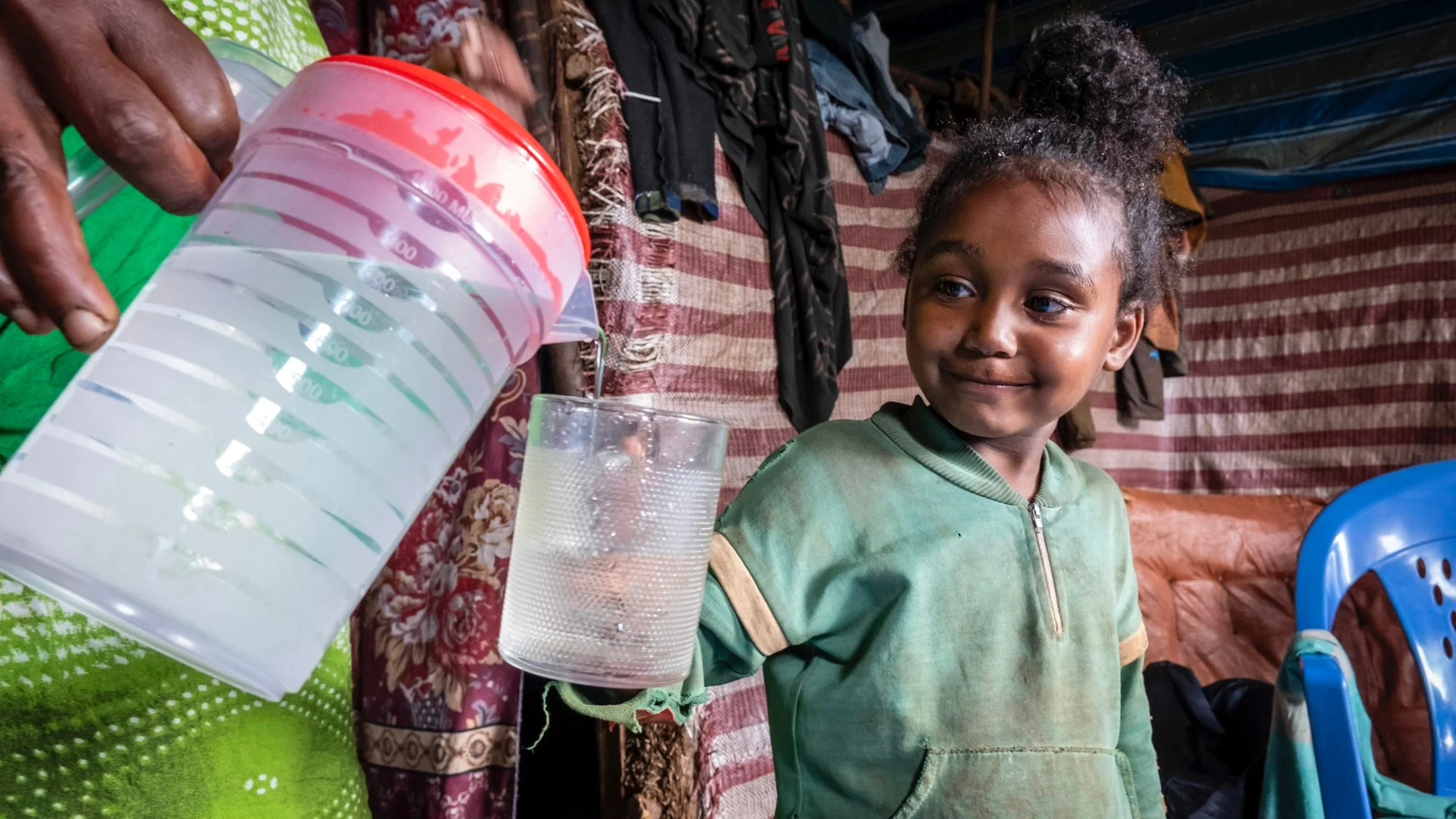 Ayantu, 7, kann jetzt trinken ohne krank zu werden. 