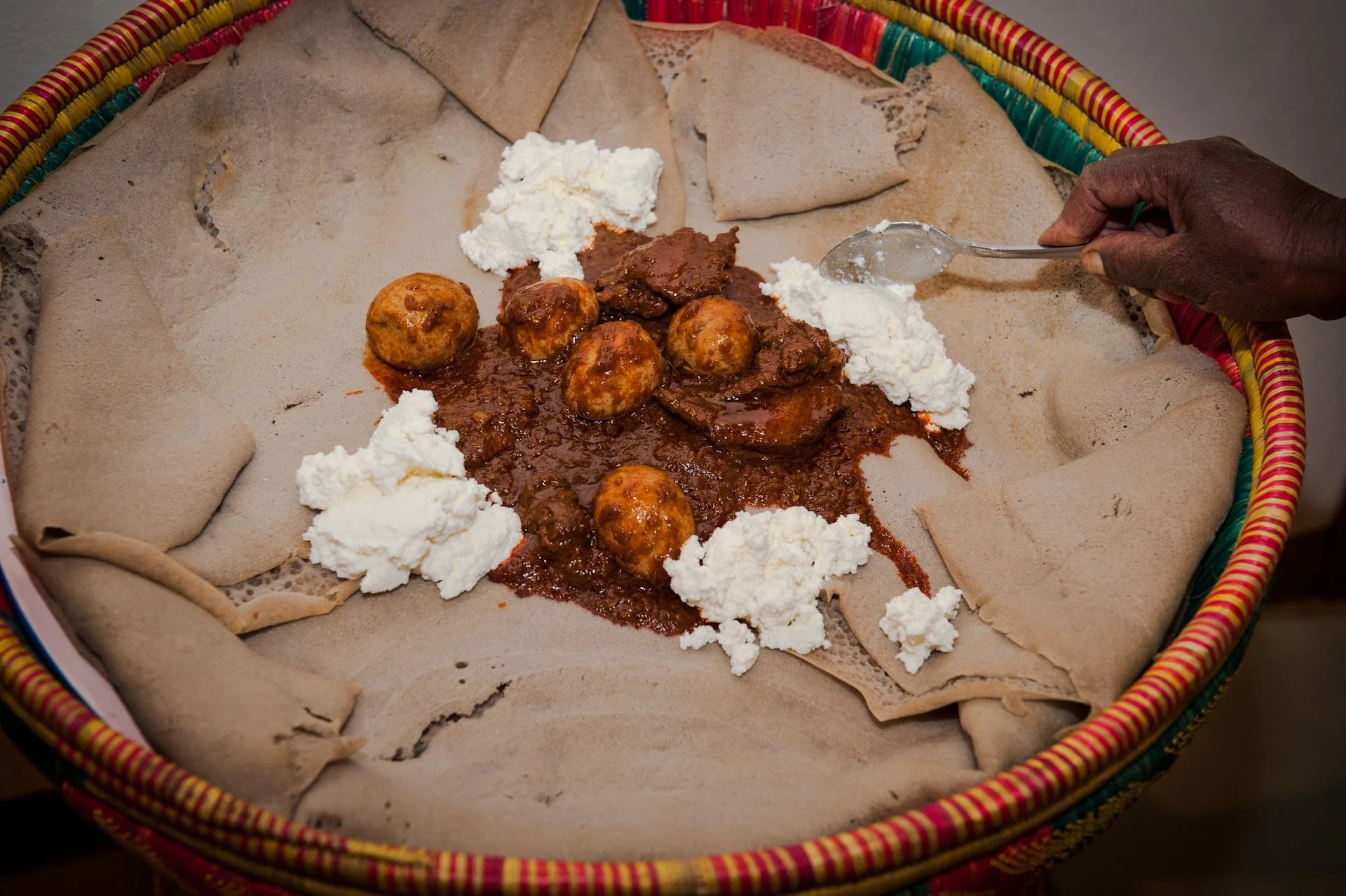 Hühnchen-Eintopf mit Eiern, scharfer Sauce und Frischkäse