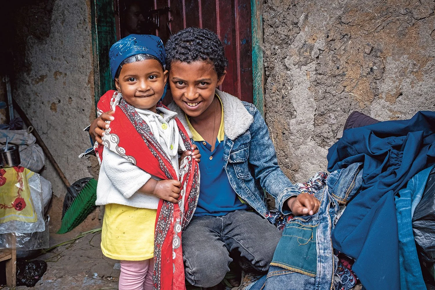 Biruk mit seiner kleinen Schwester