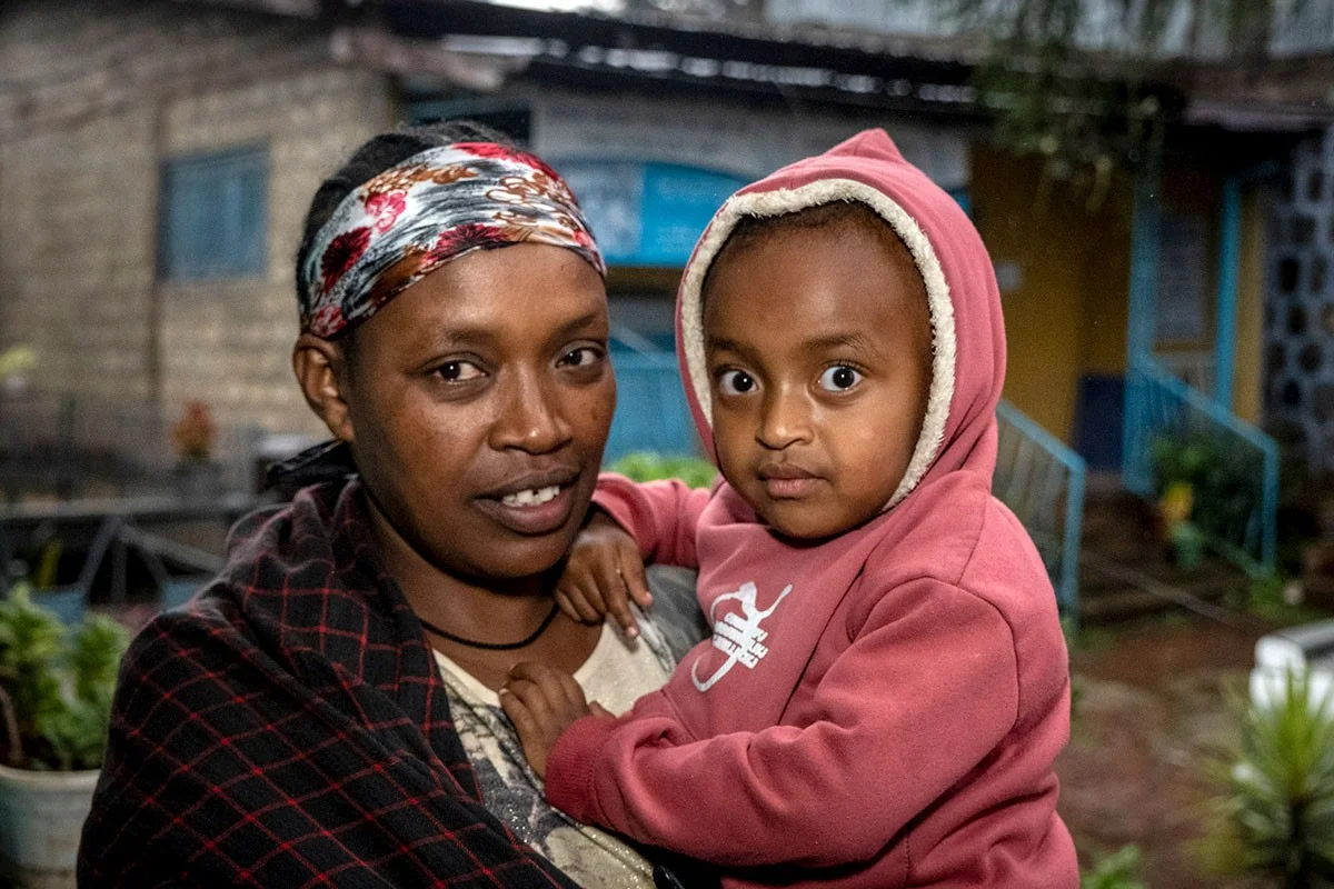 Mutter Aster mit ihrer Tochter im Arm