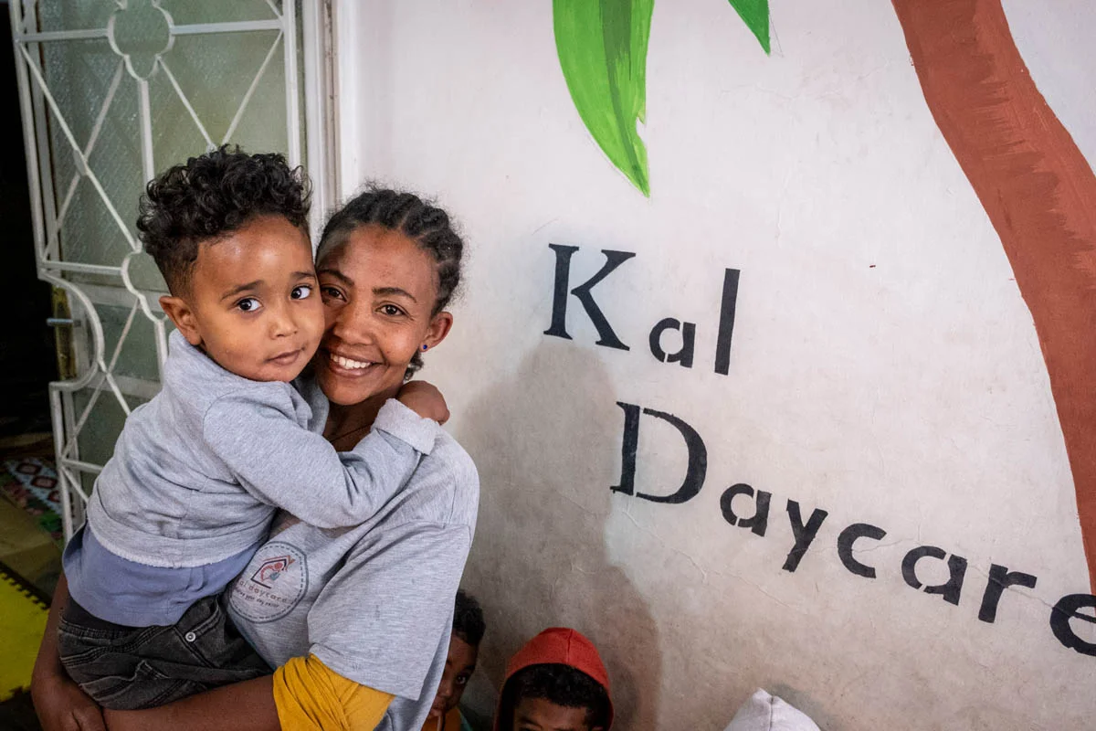 Mutter Bizuye mit ihrem Sohn im Arm