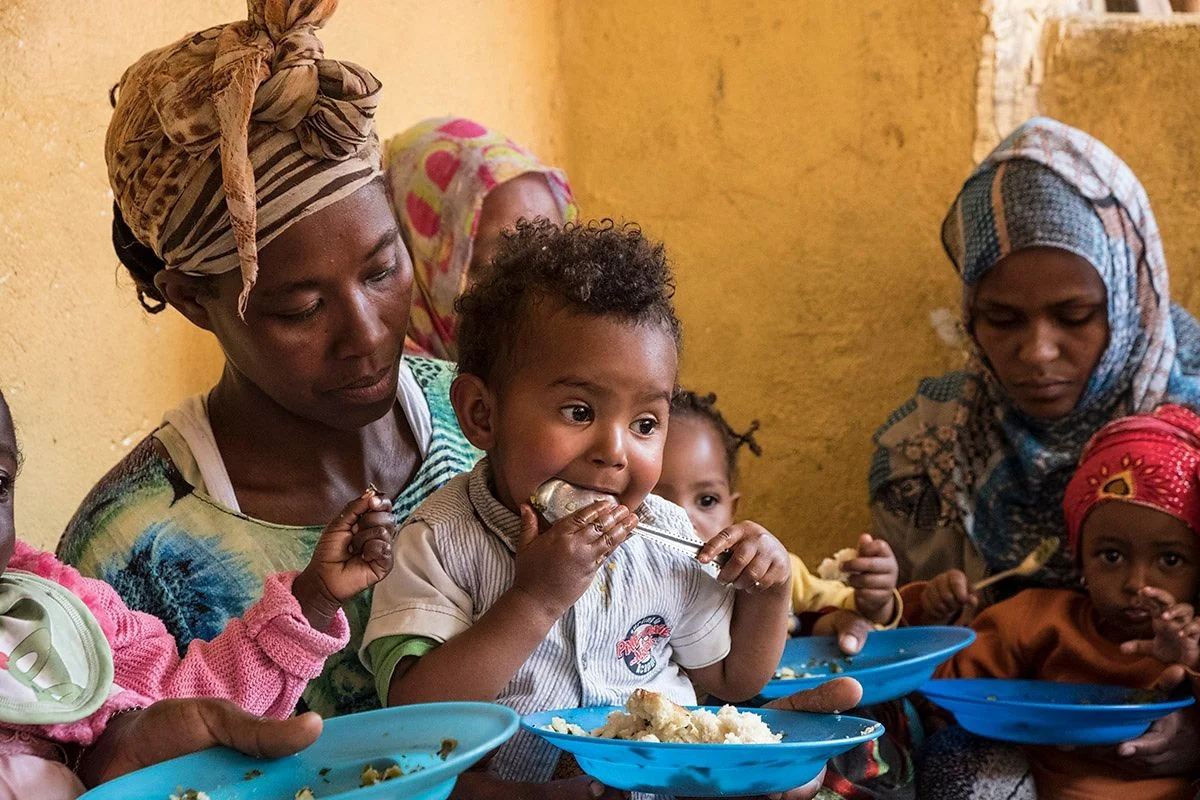 Mutter gibt Kind zu Essen