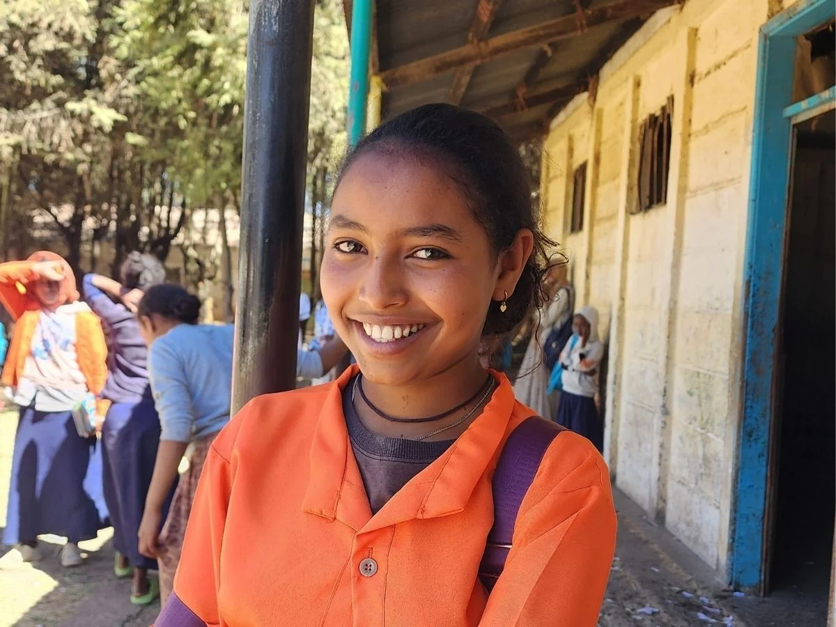 Mädchen in oranger Schuluniform