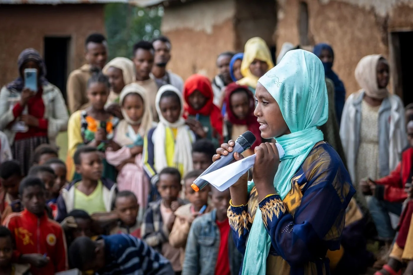 Frau hält eine Rede mit einem Mikrofon