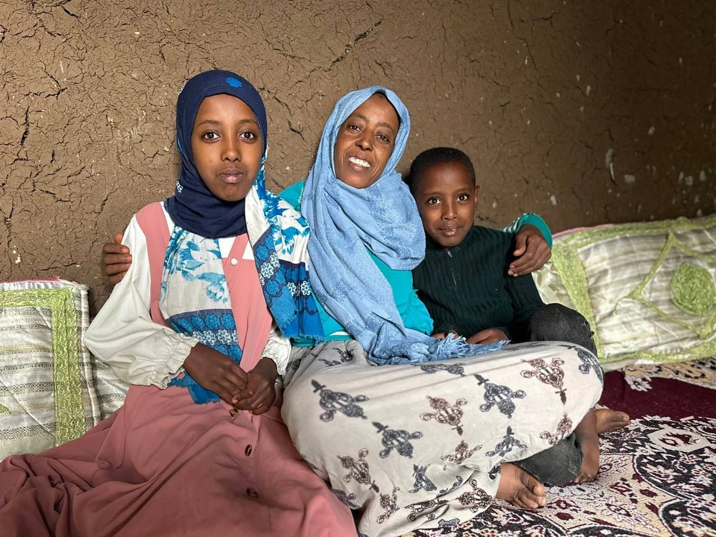 Misrah mit Mutter und Bruder