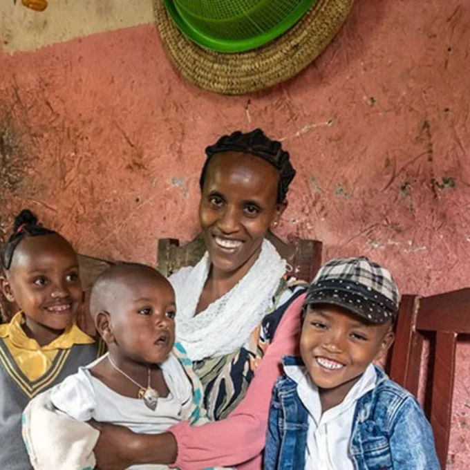 Mutter Shewaye Lilo mit ihren drei Kindern