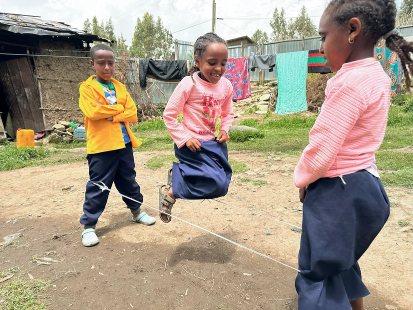 Geschwister spielen Gummitwist