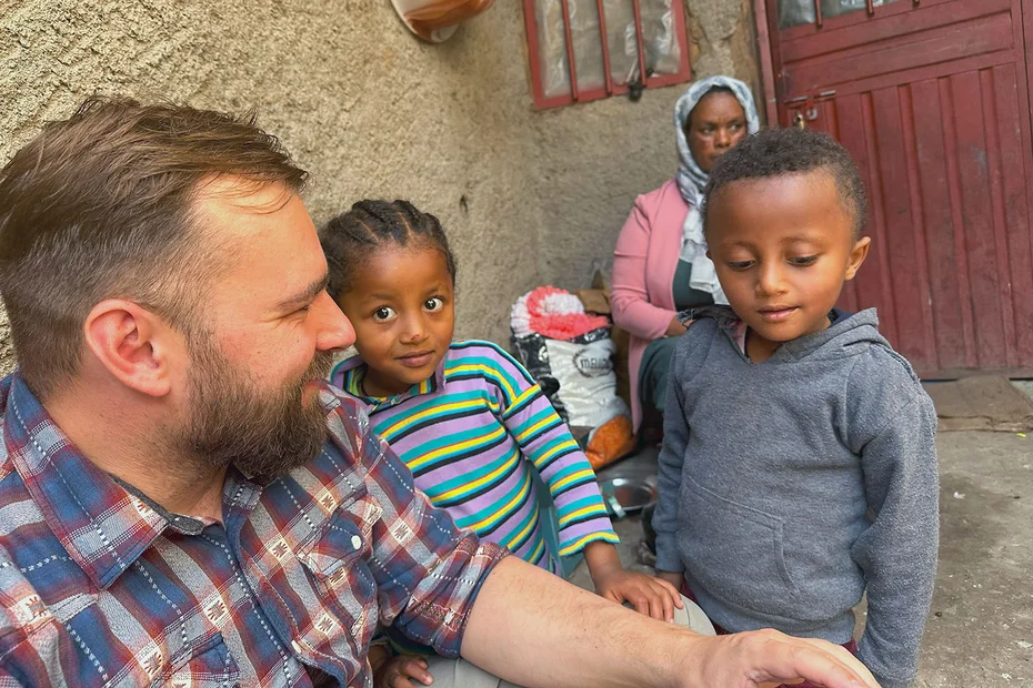 Michael Kesselring mit Kindern in Äthiopien
