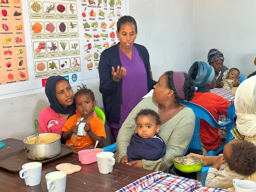 Ernährungsexpertin erklärt den Frauen wie sie ihre Kinder am besten ernähren.