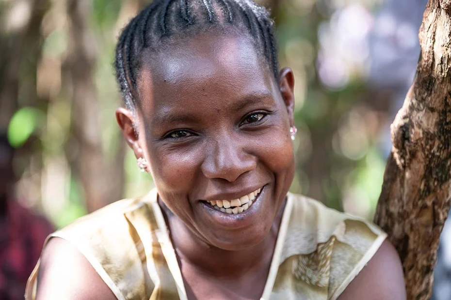 Portrait von Fikre Demeke (lachend)