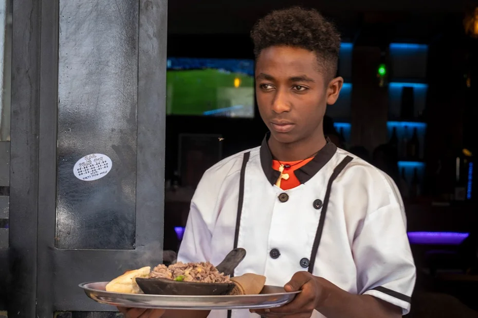 Junge mit Serviertablett in der Hand