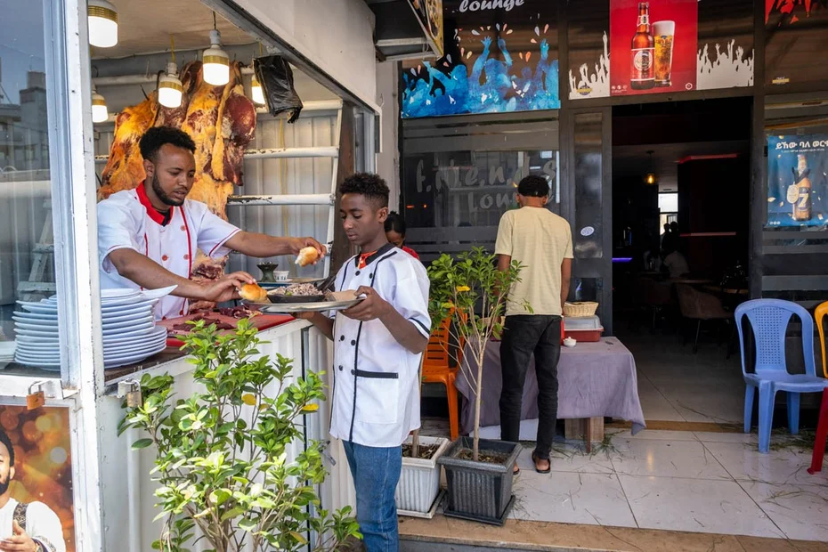 Junge Ayele beim Kellnern