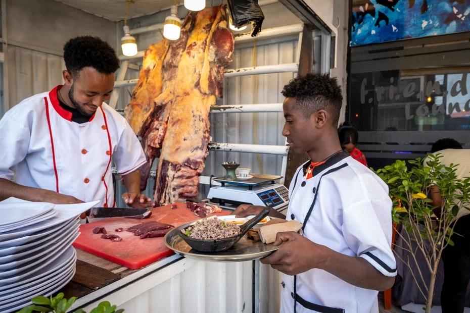 Ayele arbeitete im Service in Debre Berhan-Äthiopien_Menschen für Menschen_479_18052_KWI1240_low