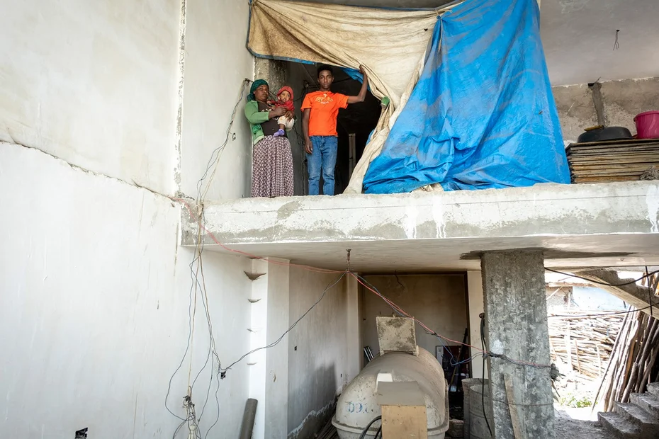 Ayele auf einer Plattform eines Hauses im Bau