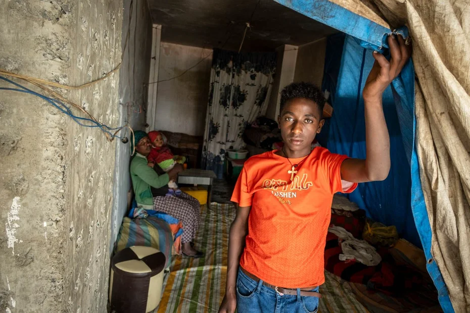 Ayele vor seinem Zuhause auf einer Baustelle