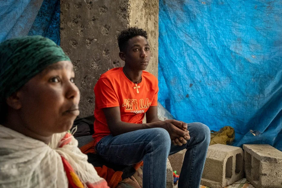 Junge sitzt in seinem Zuhause