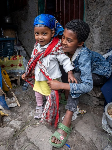 Junge mit kleiner Schwester