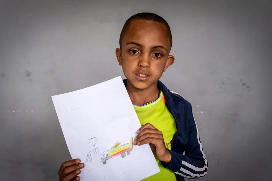 Dawit mit seiner Zeichnung in der Hand