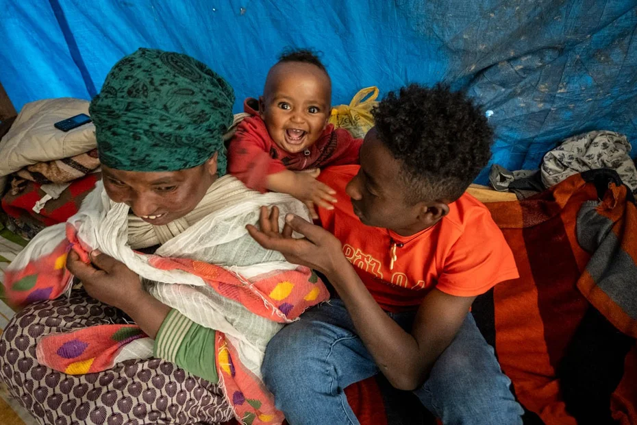 Familie sitzt zusammen in ihrer Behausung