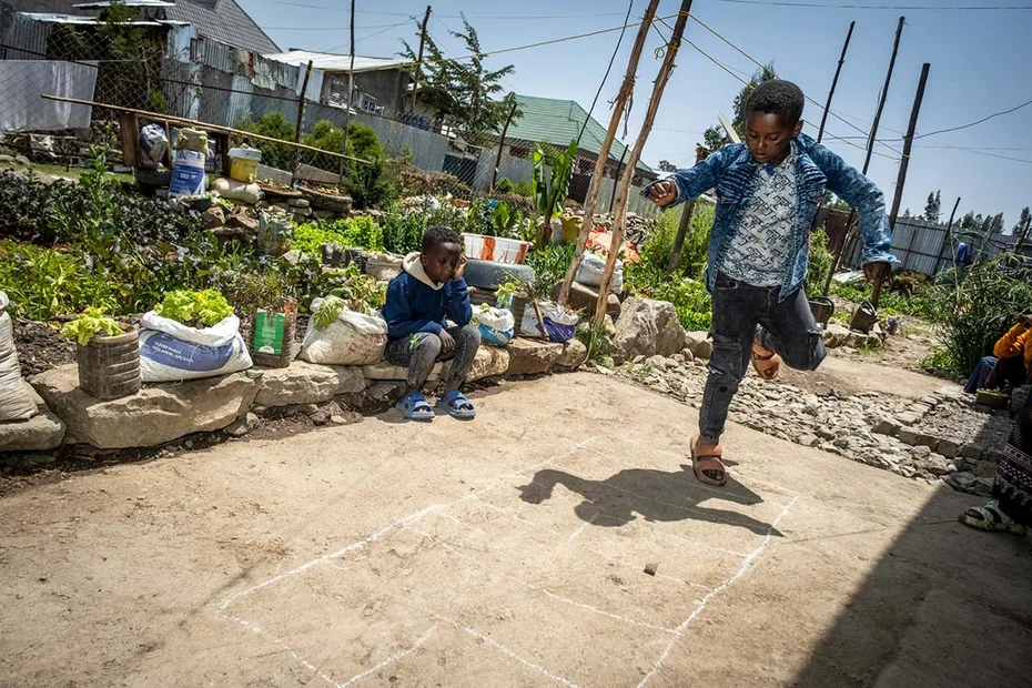 Junge spielt das Höpfspiel «Himmel und Hölle» 