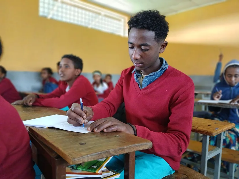 Junge in roter Schuluniform