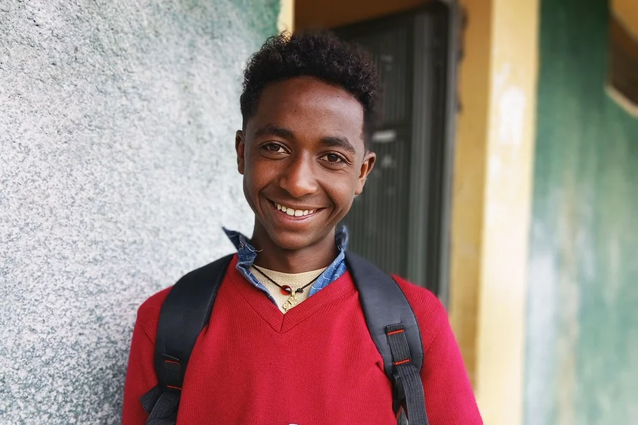 Junge in roter Schuluniform