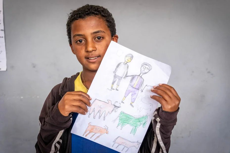 Junge zeigt seine Zeichnung