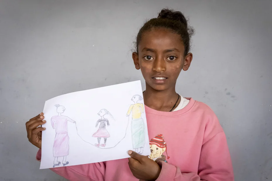 Mädchen zeigt ihre Zeichnung 