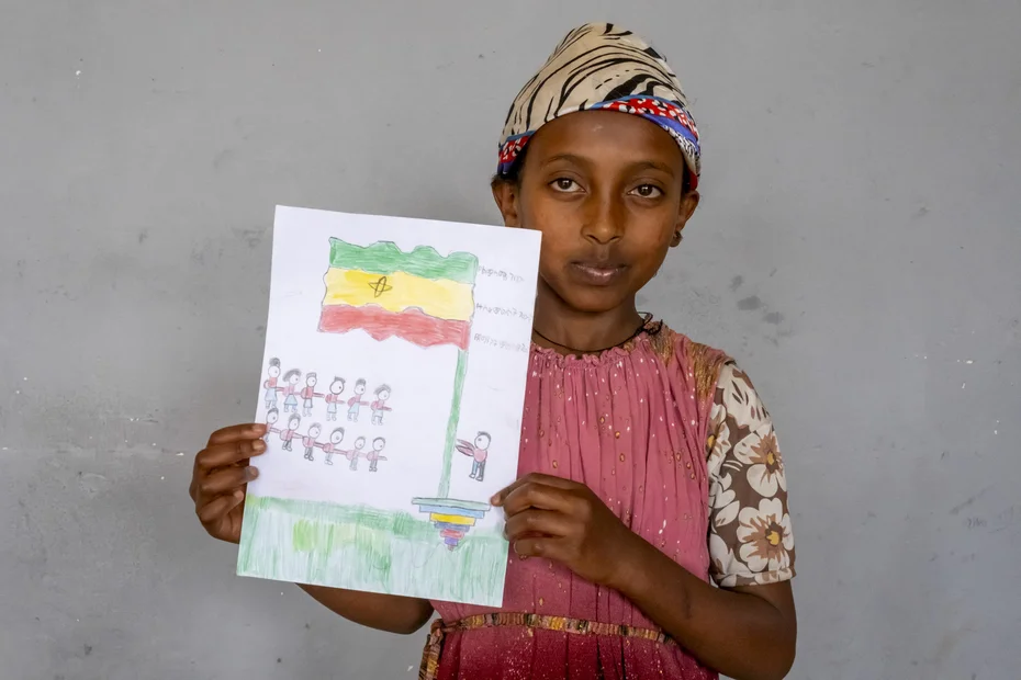 Mädchen zeigt ihre Zeichnung