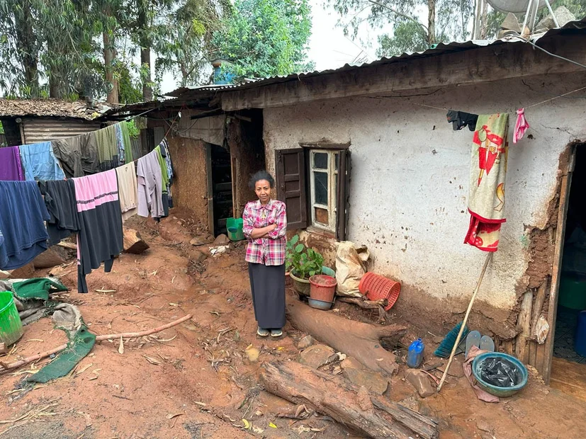 Bizuye vor ihrer Wohnung