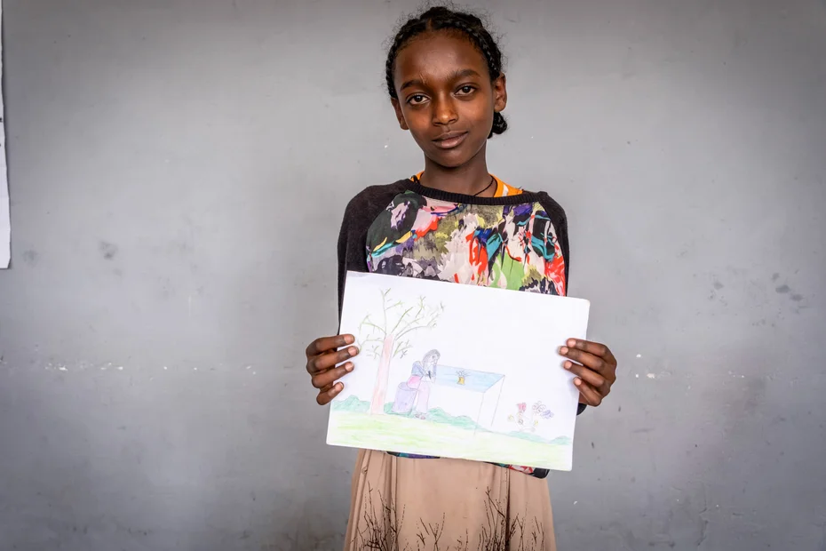 Mädchen zeigt ihre Zeichnung 