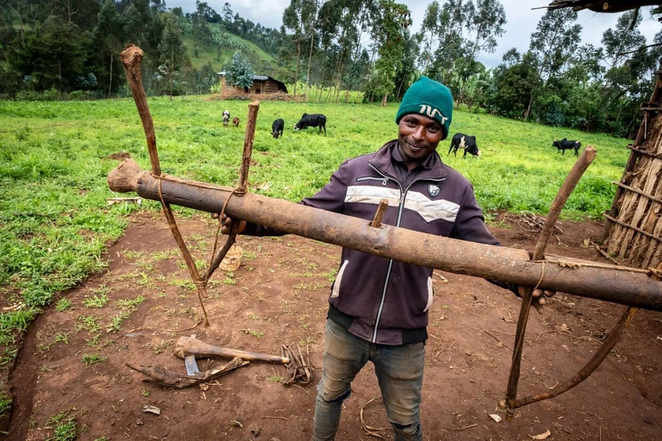 Bauer Addisu bearbeitet seinen Pflug vor