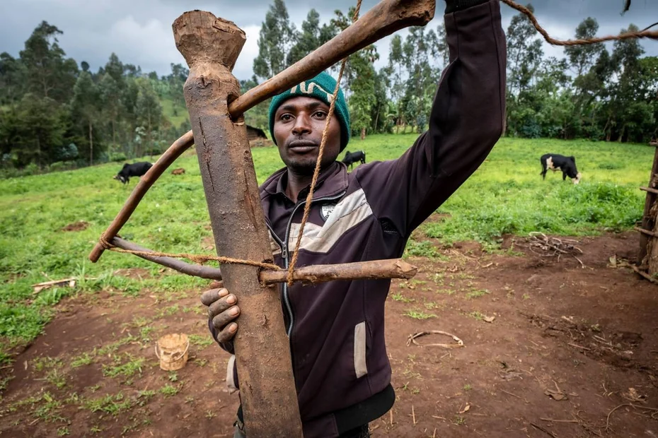 Bauer Addisu bearbeitet seinen Pflug vor