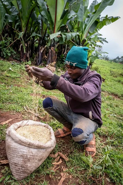 Bauer Addisu mit Gerste-Saatgut