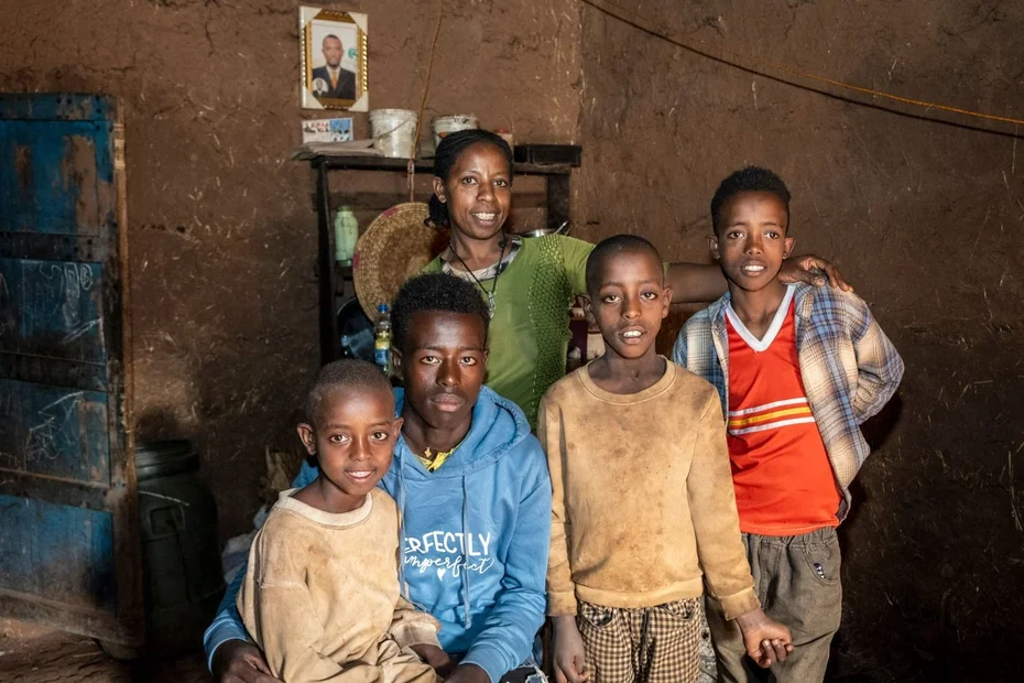 Mutter Zinash steht hinter ihren vier Kindern