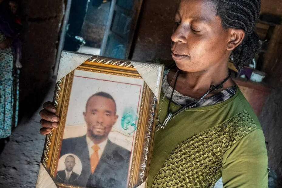 Witwe Zinash zeigt ein Bild ihres verstorbenen Ehemannes