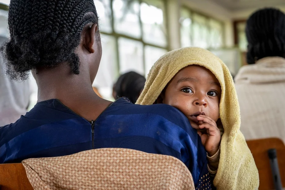 Zinash mit Baby im Arm