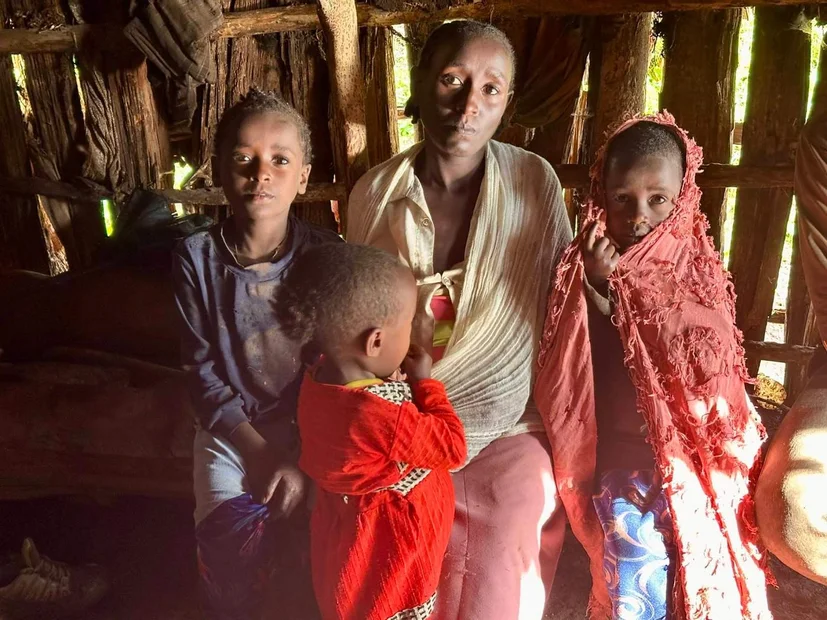 Familie in traditionellem Tukul