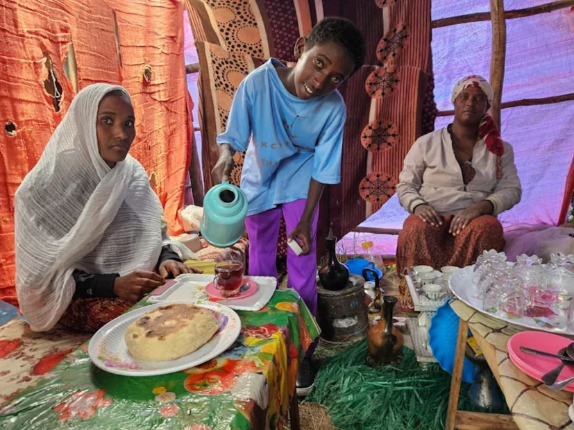 Habtamu schenkt Tee ein im Teehaus