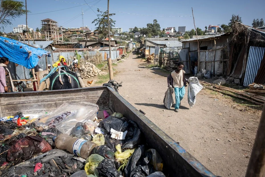Habtamu sammelt den Müll der Stadt Debre Berhan, Äthiopien