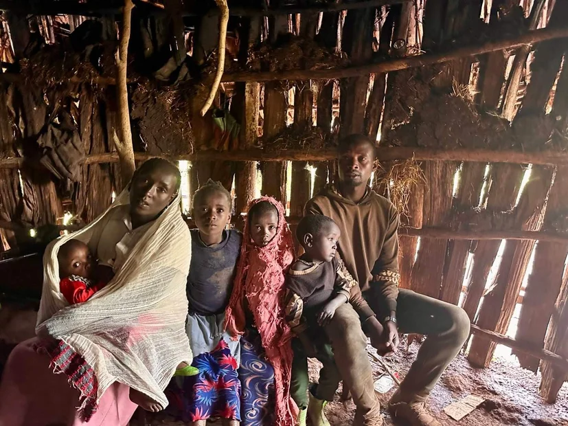 Familie in traditionellem Tukul