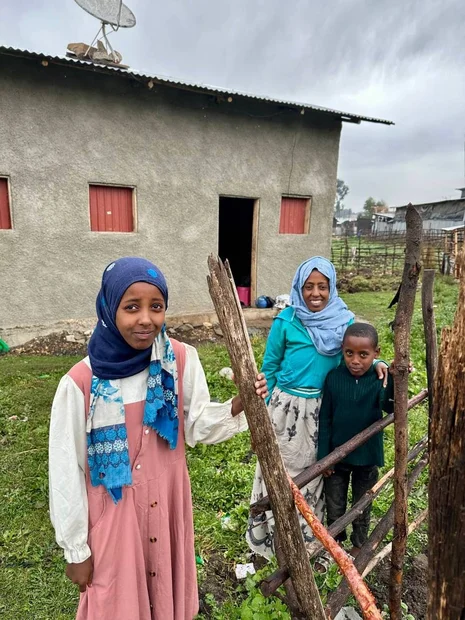 Misrah mit Mutter und Bruder