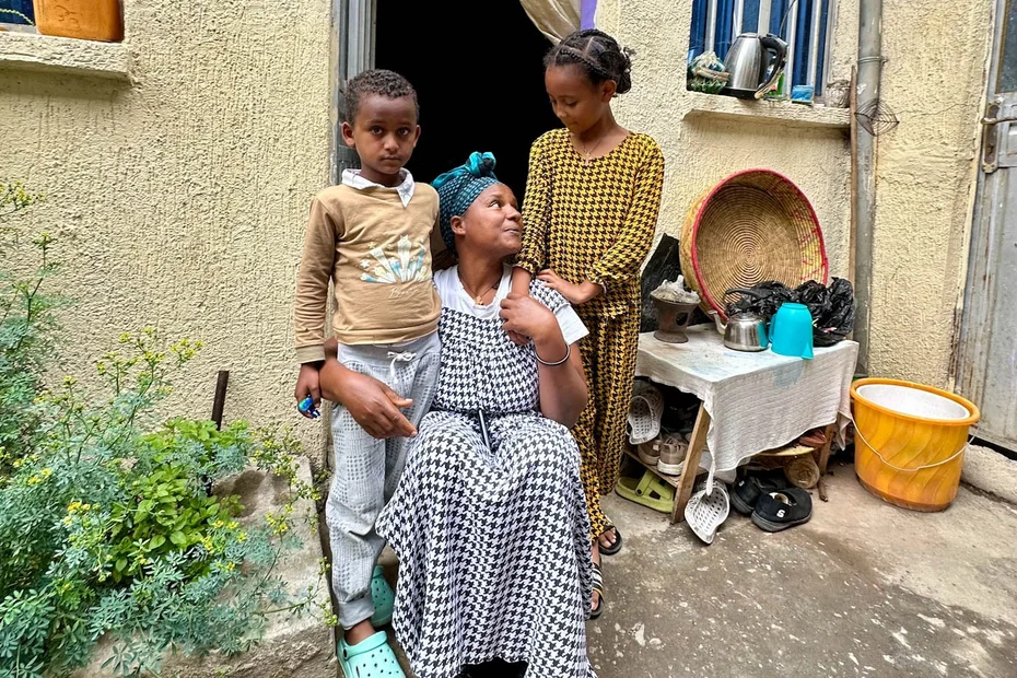 Mutter Firehiwot mit Tochter Kalkidan und Sohn