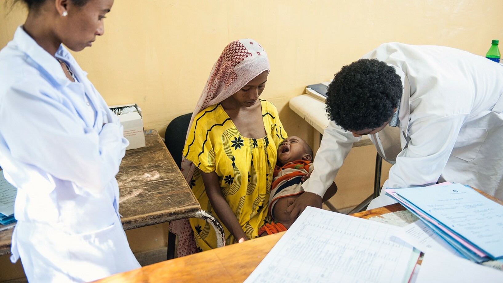 Ein Kind wird in einem Gesundheitszentrum von einem Arzt untersucht