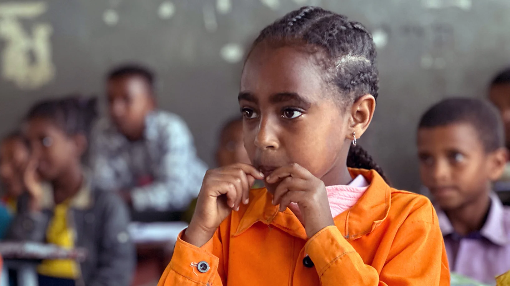 Mädchen während Schulunterricht