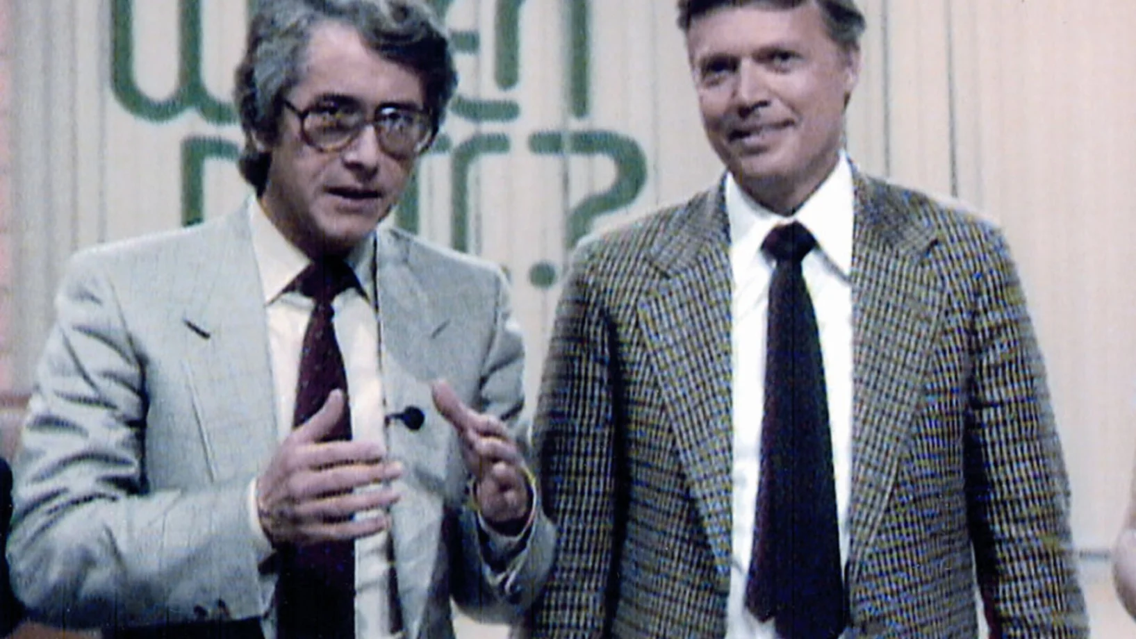 Karlheinz Böhm steht neben TV-Moderator Frank Elstner bei Wetten, dass...?