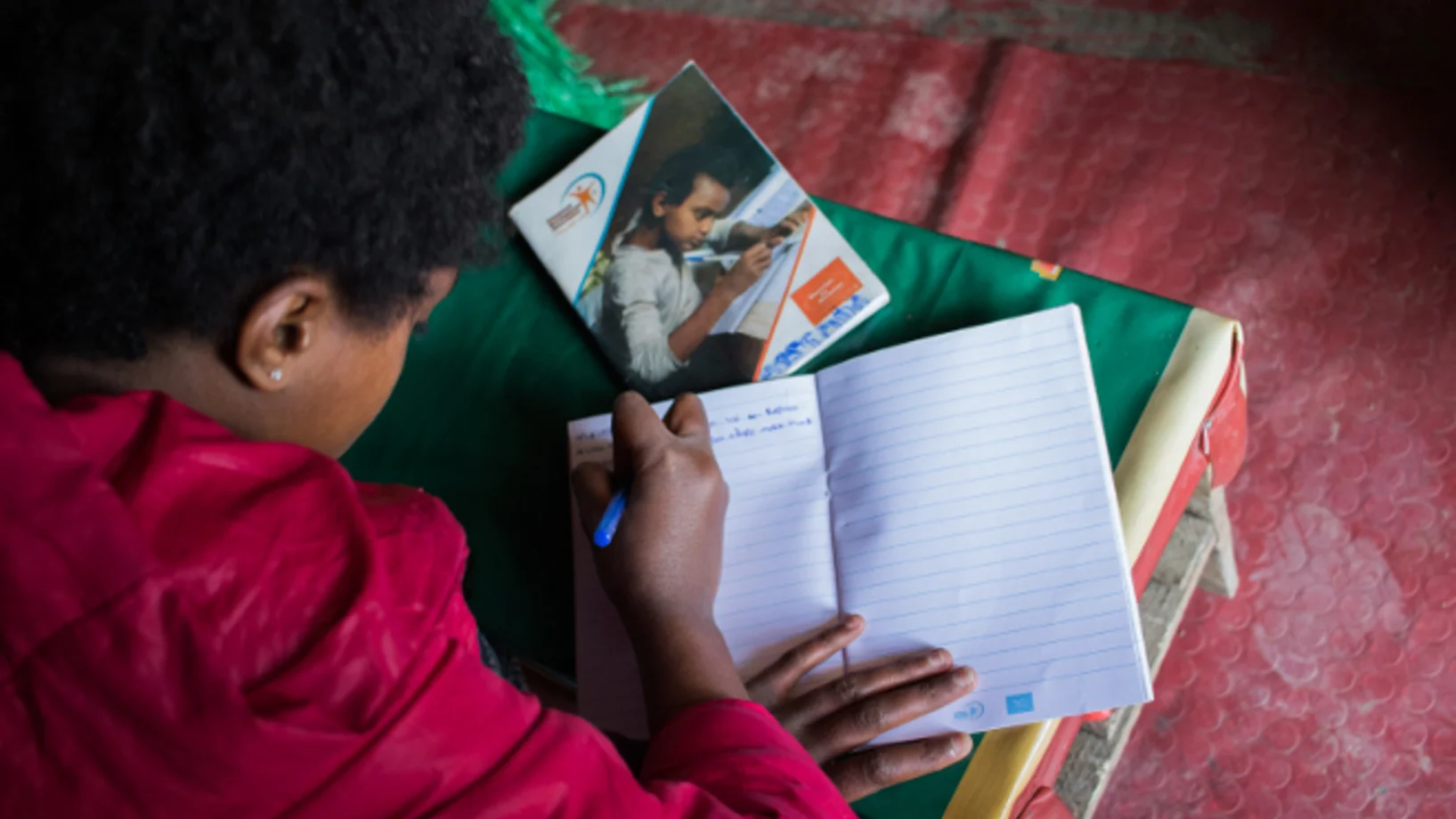 Kind beim Tagebuch schreiben in der Corona-Krise - Stiftung Menschen für Menschen