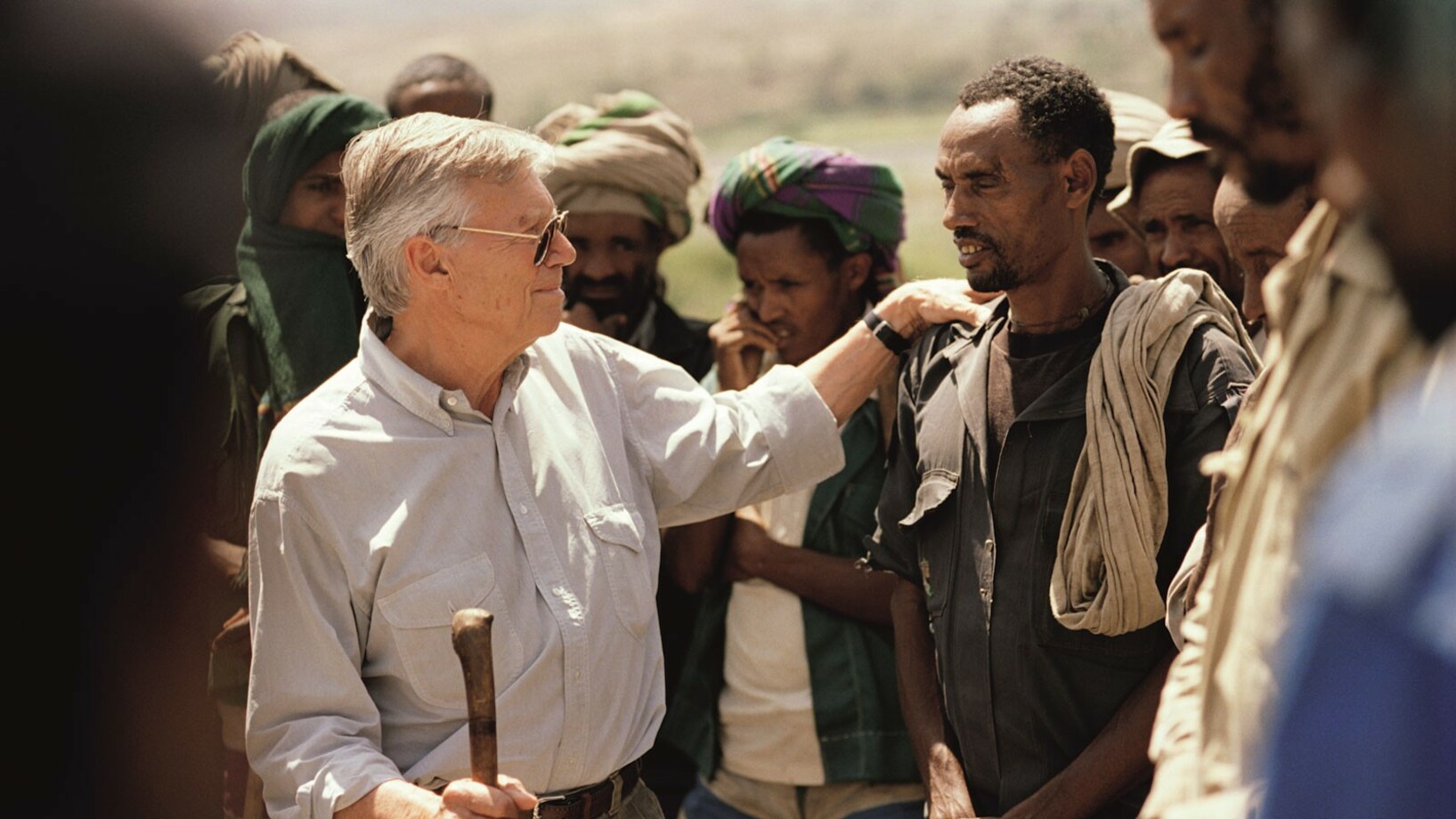 Karlheinz Böhm mit lokalem Bewohner aus Äthiopien